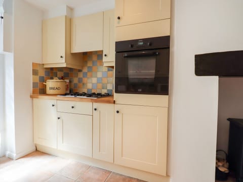 Cottage | Private kitchen | Fridge, electric kettle, toaster, cookware/dishes/utensils