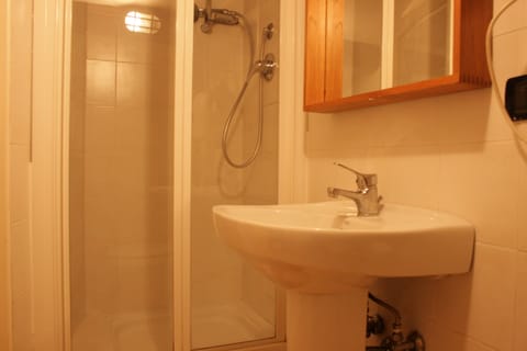 Basic Double or Twin Room (accesso con rampa di scale) | Bathroom | Shower, free toiletries, hair dryer, bathrobes