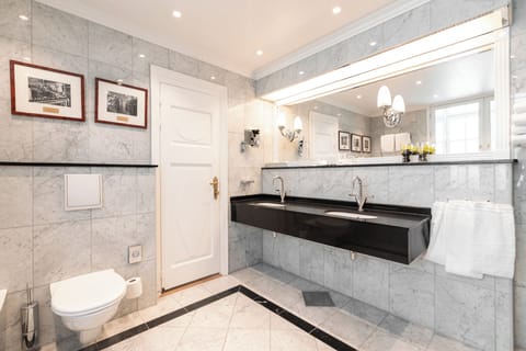 Suite | Bathroom | Shower, hair dryer, towels