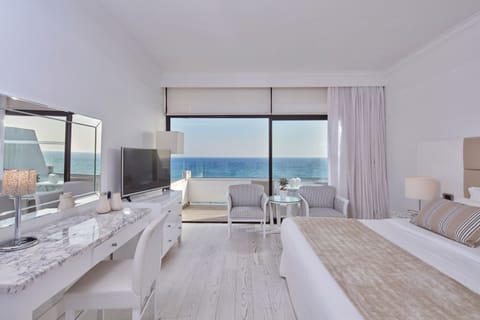 Standard Room, Sea View | Minibar, in-room safe, desk, laptop workspace