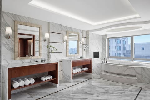 Presidential Suite Room | Bathroom | Rainfall showerhead, free toiletries, hair dryer, bathrobes