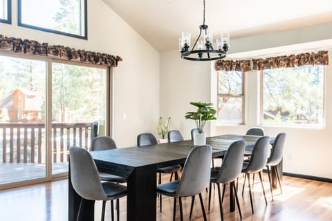 DINING ROOM AREA SEATS 10