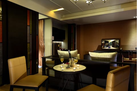 Suite | Minibar, in-room safe, desk, blackout drapes