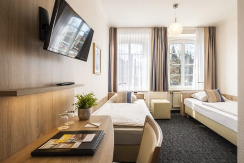 Hypo-allergenic bedding, minibar, in-room safe, desk