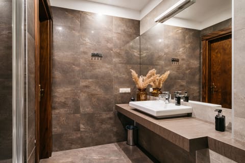 Deluxe Studio | Bathroom | Free toiletries, hair dryer, bathrobes, towels