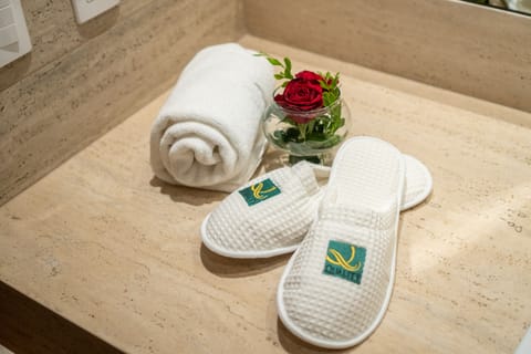 Suíte Royal King | Bathroom | Shower, designer toiletries, hair dryer, towels