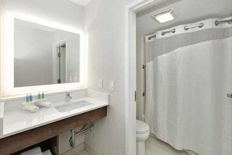 Combined shower/tub, towels