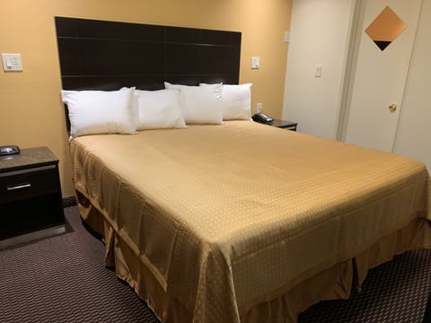 Standard Room, 1 King Bed | Desk, free WiFi