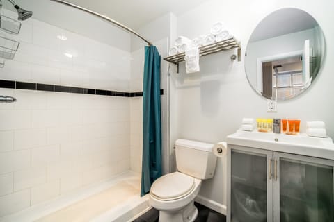 Deluxe Suite with Partial Ocean View | Bathroom | Free toiletries, hair dryer, towels