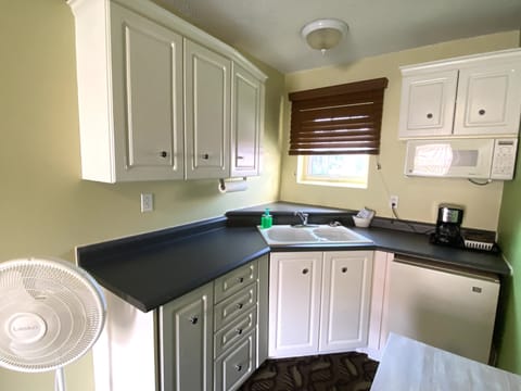 Comfort Suite | Private kitchen | Mini-fridge, microwave, coffee/tea maker, toaster