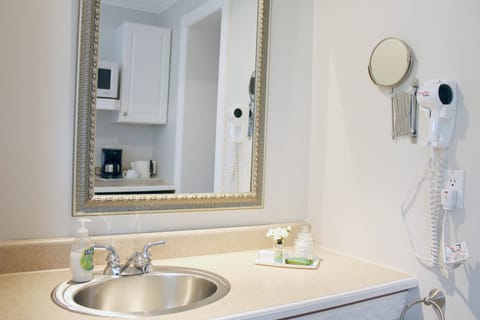 Junior Suite | Bathroom amenities | Combined shower/tub, designer toiletries, hair dryer, towels