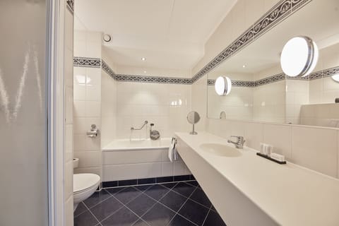 The Deluxe One with a view | Bathroom | Free toiletries, hair dryer, towels, soap