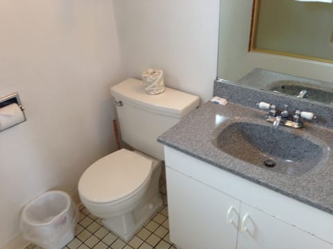 Room, 1 Queen Bed | Bathroom | Combined shower/tub, towels