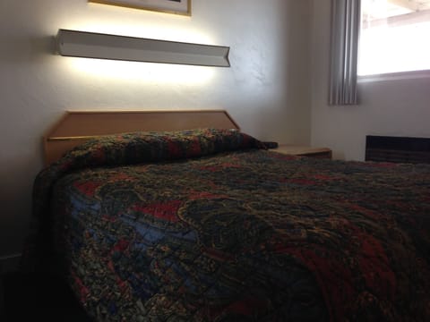 Room, 1 Queen Bed | Desk, free WiFi, bed sheets