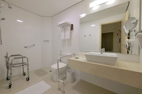 Suíte Premium Casal Adaptada | Bathroom | Free toiletries, hair dryer, bathrobes, towels