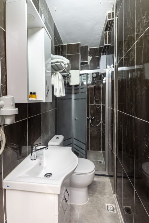 Traditional Room | Bathroom | Shower, hair dryer, towels, soap