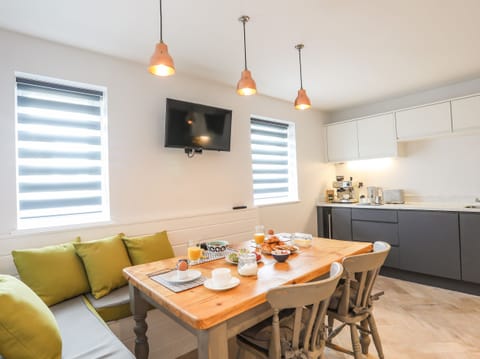 Cottage | Private kitchen | Fridge, dishwasher, electric kettle, toaster