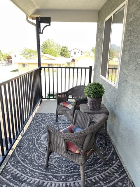 Large Apartment in Peaceful Valley | Terrace/patio