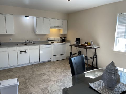 Large Apartment in Peaceful Valley | Private kitchen | Fridge, stovetop, coffee grinder, paper towels