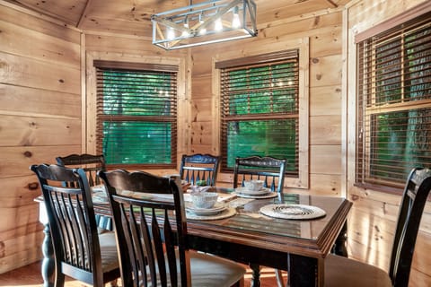 6 person dining table, with additional seating available at the kitchen counter