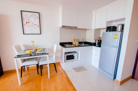 Studio, Partial Sea View | Private kitchen | Full-size fridge, microwave, stovetop, cookware/dishes/utensils