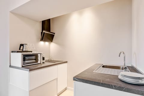 Deluxe Suite | Private kitchen | Fridge, microwave, stovetop, espresso maker