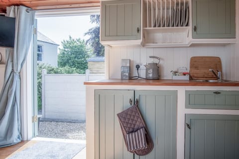 Willow - 1 Bedroom Shepherd's Hut - Amroth (11305)