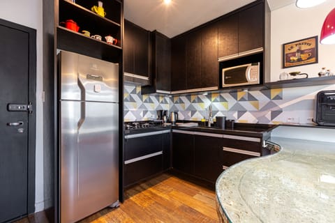 Elite Apartment | Private kitchen | Full-size fridge, microwave, oven, stovetop