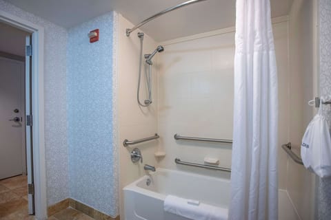 One King Bed, Non-Smoking, Accessible | Bathroom | Free toiletries, hair dryer, towels