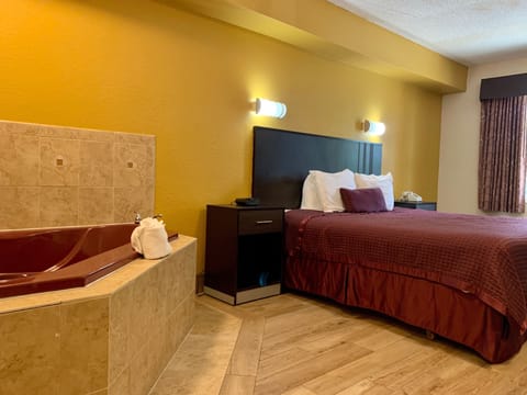 King Jacuzzi Room | Desk, iron/ironing board, free WiFi, wheelchair access