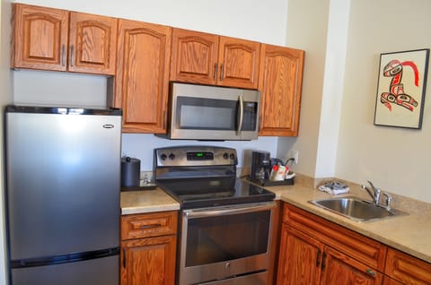 Suite, 1 Bedroom, Kitchen | Private kitchen | Microwave, dishwasher, coffee/tea maker, electric kettle