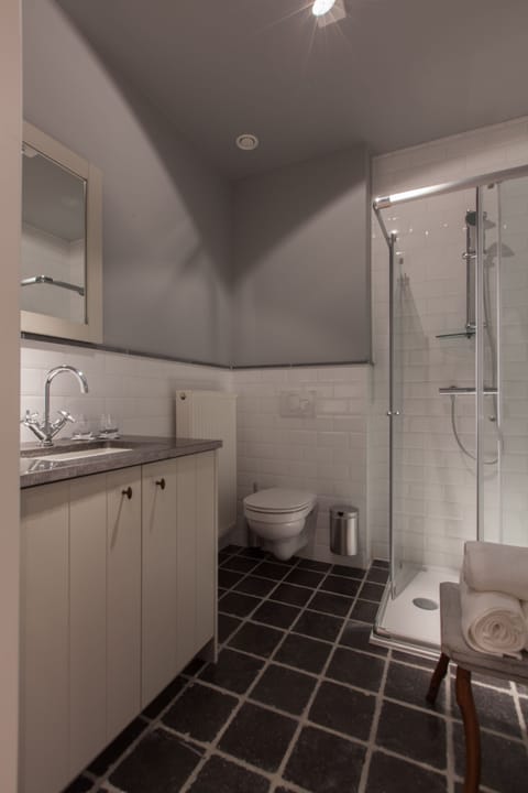 Standard Double Room | Bathroom | Shower, free toiletries, hair dryer, bathrobes