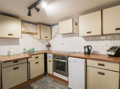 Cottage | Private kitchen | Fridge, dishwasher, electric kettle, toaster