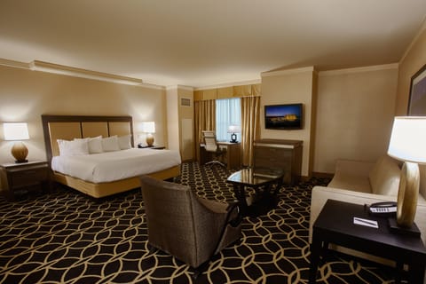 Rodeo Junior Suite, 1 King Bed | Premium bedding, down comforters, pillowtop beds, in-room safe