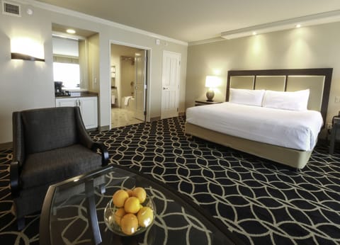 Rodeo Junior Suite, 1 King Bed | Premium bedding, down comforters, pillowtop beds, in-room safe