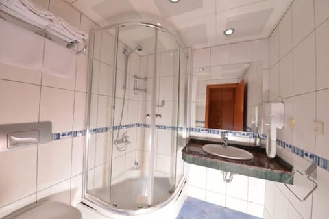 Standard Room, Pool View | Bathroom | Shower, hair dryer, towels