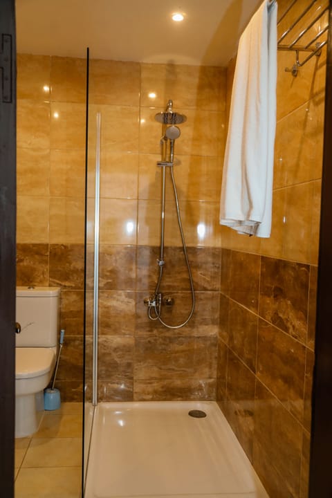 Double Room | Bathroom | Combined shower/tub, deep soaking tub, free toiletries, hair dryer