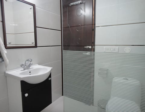 Standard Double Room | Bathroom | Shower, free toiletries, hair dryer, towels