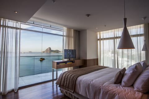 Presidential Suite, Ocean View | Minibar, in-room safe, desk, soundproofing