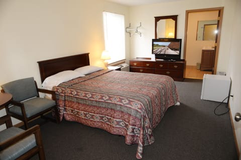 Classic Room, 1 Queen Bed | Iron/ironing board, cribs/infant beds, free WiFi, bed sheets