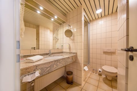 Twin Room | Bathroom | Free toiletries, hair dryer, towels