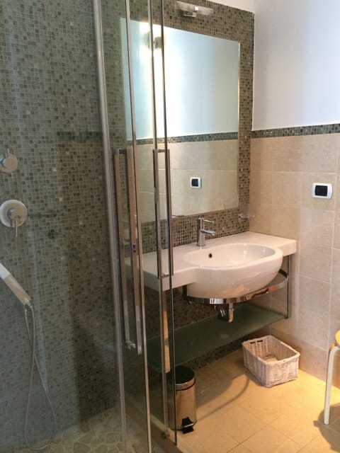 Triple Room | Bathroom | Hair dryer, bidet, towels