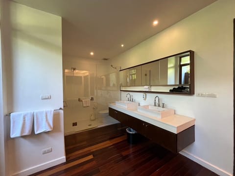 Villa, 5 Bedrooms | Bathroom | Deep soaking tub, rainfall showerhead, free toiletries, hair dryer