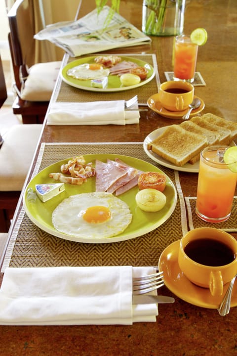 Daily cooked-to-order breakfast (THB 460 per person)