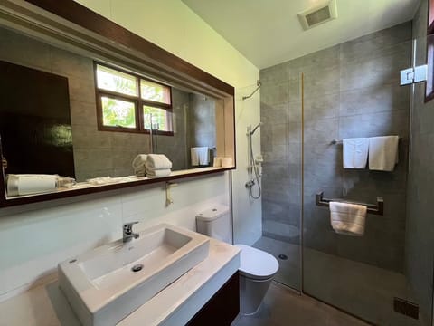 Villa, 5 Bedrooms | Bathroom | Deep soaking tub, rainfall showerhead, free toiletries, hair dryer