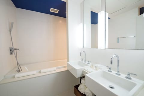Studio Suite, 1 King Bed, Non Smoking | Bathroom | Hair dryer, towels, soap, shampoo