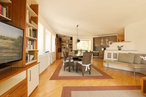 Apartment, 2 Schlafzimmer, Bergblick (Rückzug) | Living area | 48-inch flat-screen TV with cable channels, TV