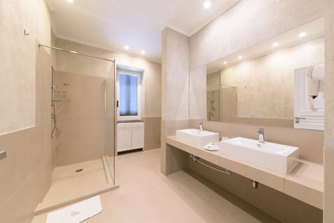 Deluxe Room, 1 Double Bed | Bathroom | Shower, free toiletries, hair dryer, bidet