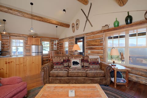 We love the rustic decor in this cabin | Living Room