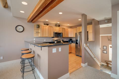 Have breakfast or coffee at the breakfast bar | Main Level